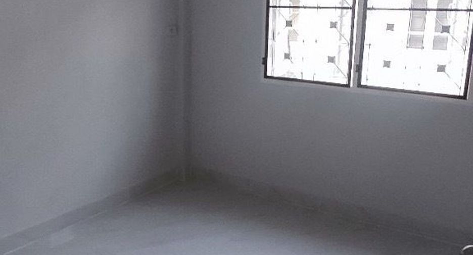 Casa adosada en venta de 3 habitaciones en Lam Luk Ka, Pathum Thani