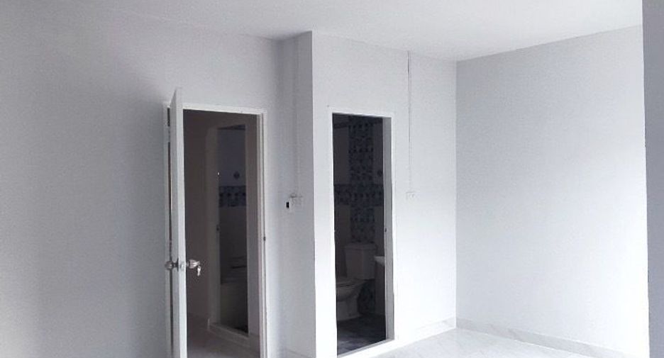 Casa adosada en venta de 3 habitaciones en Lam Luk Ka, Pathum Thani