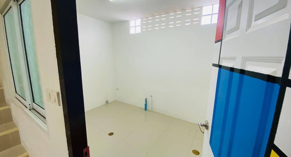Casa adosada en venta de 4 habitaciones en Mueang Tak, Tak