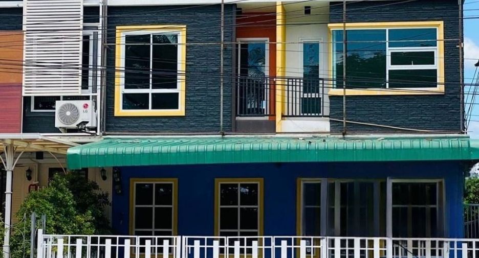 Casa adosada en venta de 4 habitaciones en Mueang Tak, Tak