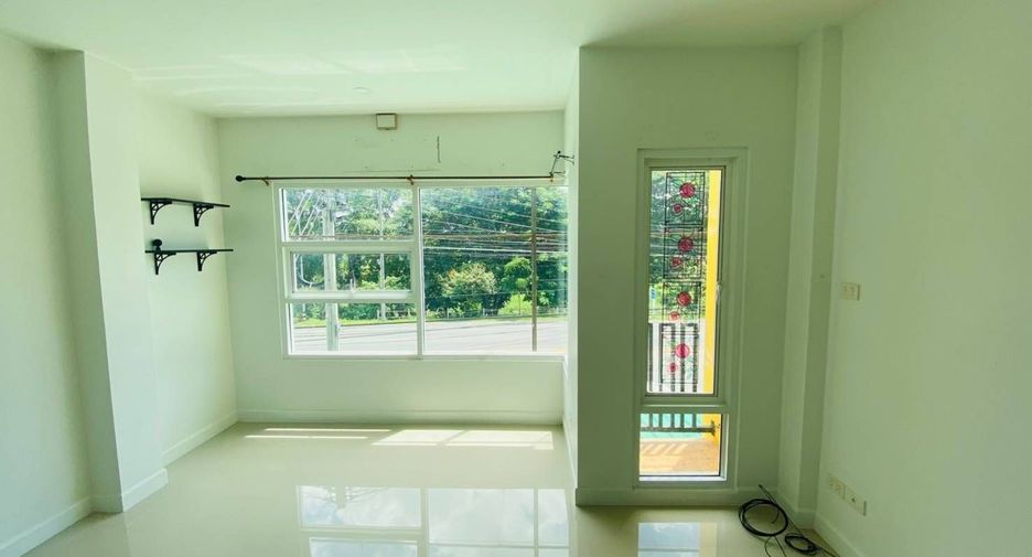 Casa adosada en venta de 4 habitaciones en Mueang Tak, Tak