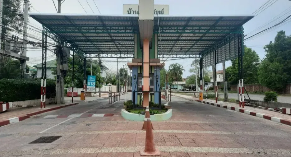 Casa adosada en venta de 3 habitaciones en Thanyaburi, Pathum Thani