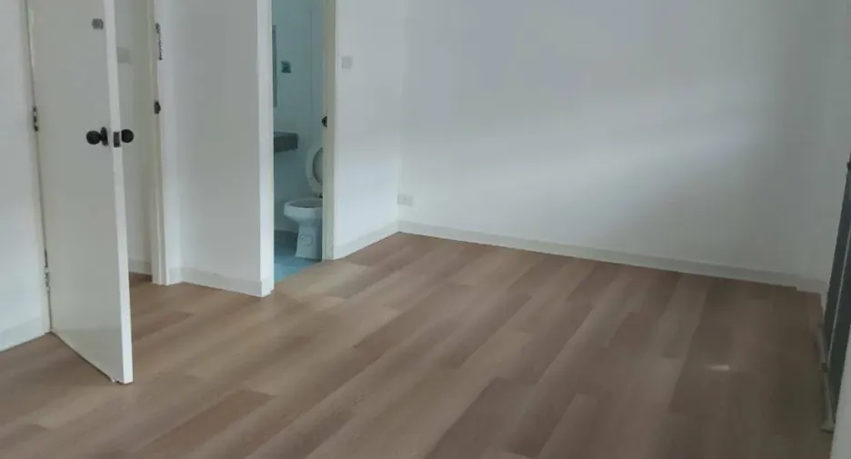 Casa adosada en venta de 3 habitaciones en Thanyaburi, Pathum Thani