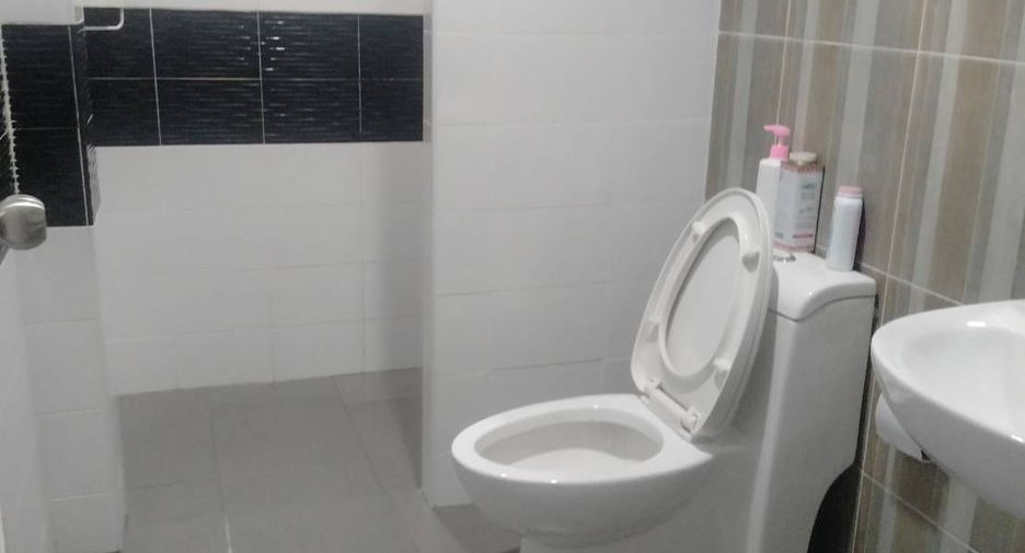 For sale 2 ベッドルーム townhouse in Phanat Nikhom, Chonburi