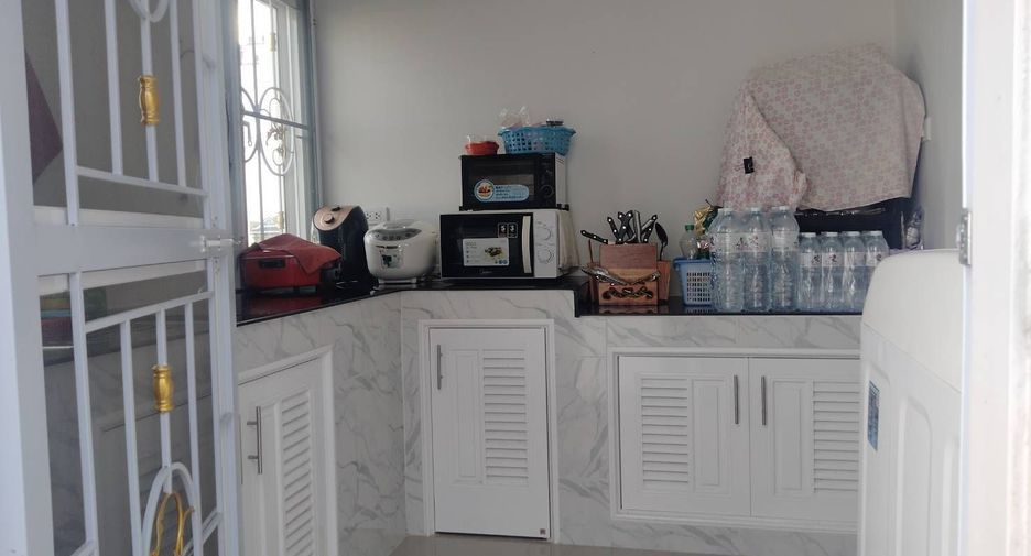 For sale 2 ベッドルーム townhouse in Phanat Nikhom, Chonburi