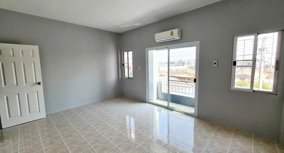 For sale 3 bedrooms townhouse in Mueang Samut Sakhon, Samut Sakhon