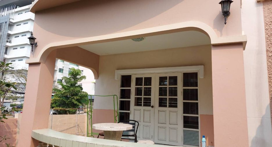 For rent 7 bedrooms house in Mueang Pathum Thani, Pathum Thani