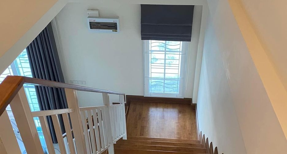 For sale 4 bedrooms townhouse in Khlong Sam Wa, Bangkok