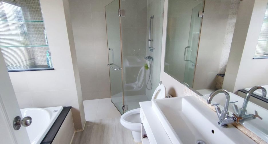 For sale 4 bedrooms house in Khan Na Yao, Bangkok