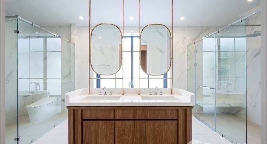 For sale 5 bedrooms house in Bang Kapi, Bangkok