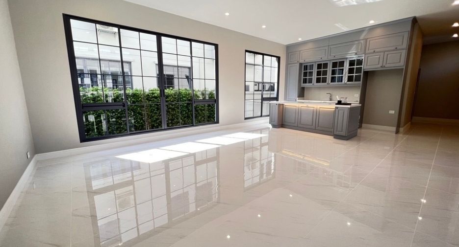 For sale 5 bedrooms house in Bang Kapi, Bangkok