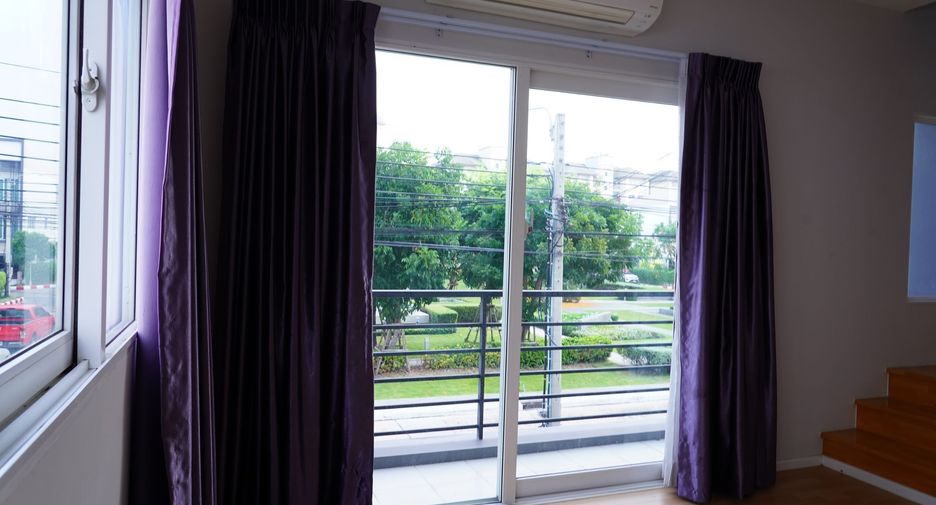 À vendre et à louer 3 chambres maison de ville à Prawet, Bangkok