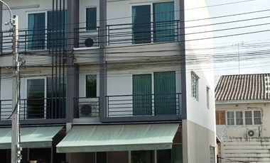 À vendre et à louer 3 chambres maison de ville à Prawet, Bangkok