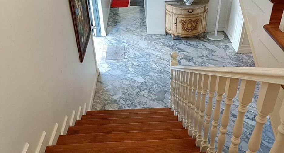 For sale 5 bedrooms house in Krathum Baen, Samut Sakhon
