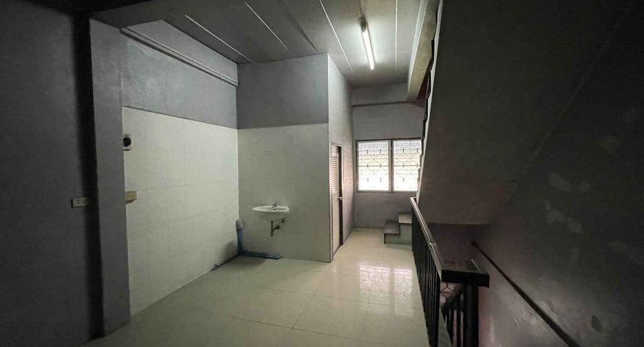 À vendre 2 chambres maison de ville à Sam Khok, Pathum Thani