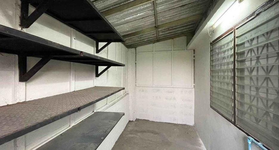 À vendre 2 chambres maison de ville à Sam Khok, Pathum Thani