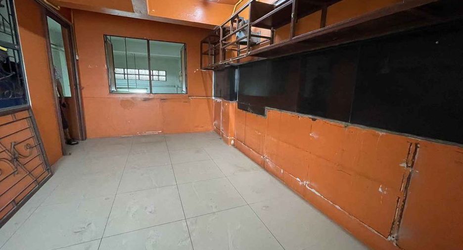 À vendre 2 chambres maison de ville à Sam Khok, Pathum Thani