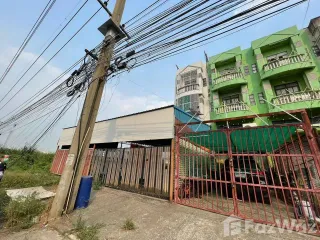 Casa adosada en venta de 2 habitaciones en Sam Khok, Pathum Thani