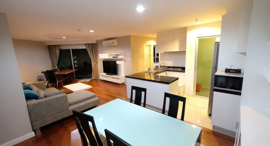 For sale 2 bedrooms condo in Huai Khwang, Bangkok