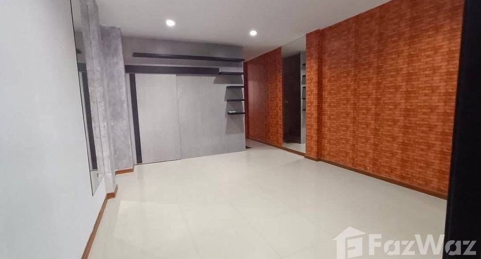 For rent 3 bedrooms townhouse in Pak Kret, Nonthaburi