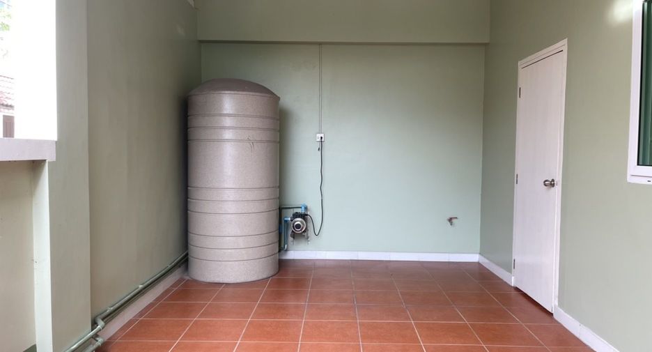 For sale 2 bedrooms townhouse in Mueang Pathum Thani, Pathum Thani