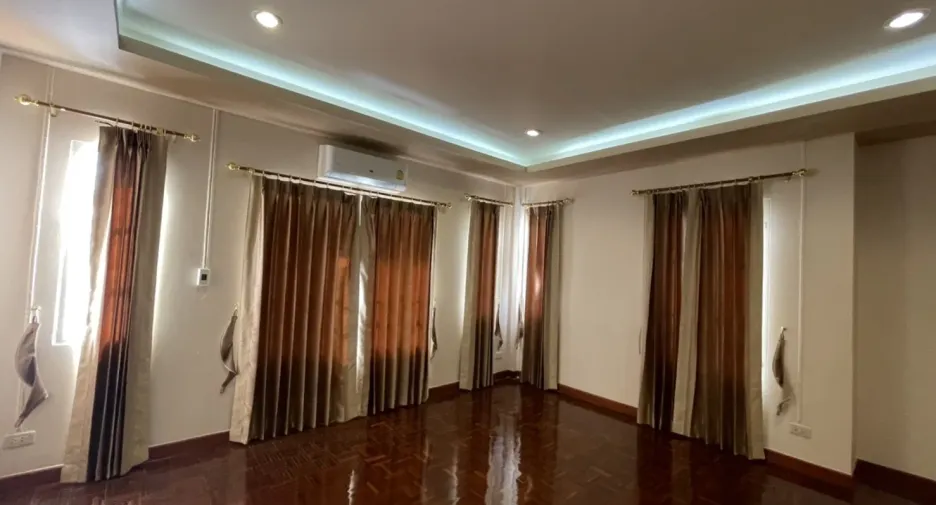 For sale 2 bedrooms townhouse in Mueang Pathum Thani, Pathum Thani