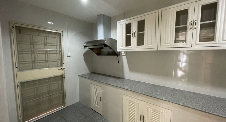 For sale 2 bedrooms townhouse in Mueang Pathum Thani, Pathum Thani