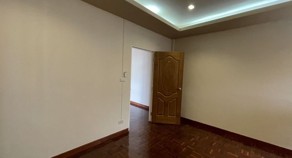 For sale 2 bedrooms townhouse in Mueang Pathum Thani, Pathum Thani