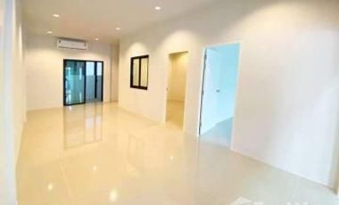 À vendre 2 chambres maison de ville à Pluak Daeng, Rayong