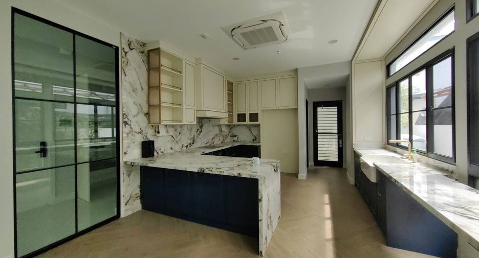 For sale 5 bedrooms house in Taling Chan, Bangkok