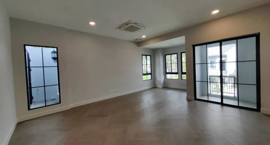 For sale 5 bedrooms house in Taling Chan, Bangkok