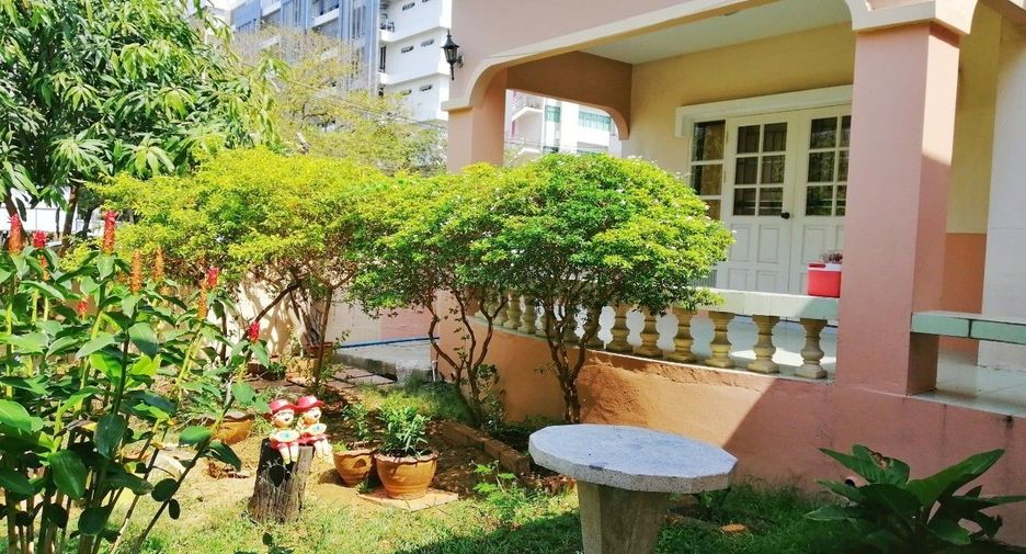 For rent 7 bedrooms house in Mueang Pathum Thani, Pathum Thani