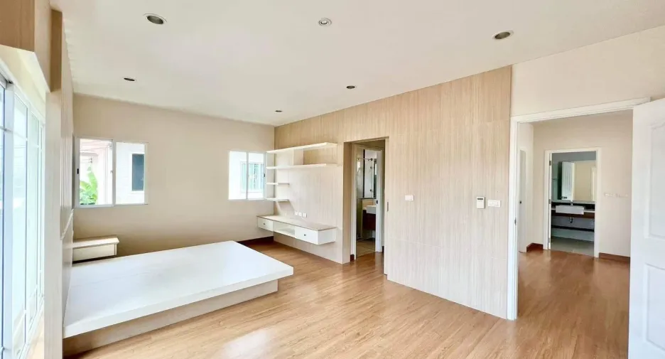 For sale 3 bedrooms house in Krathum Baen, Samut Sakhon