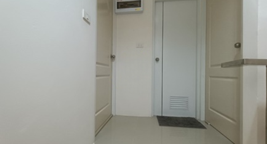 À vendre 2 chambres maison de ville à Phan Thong, Chonburi
