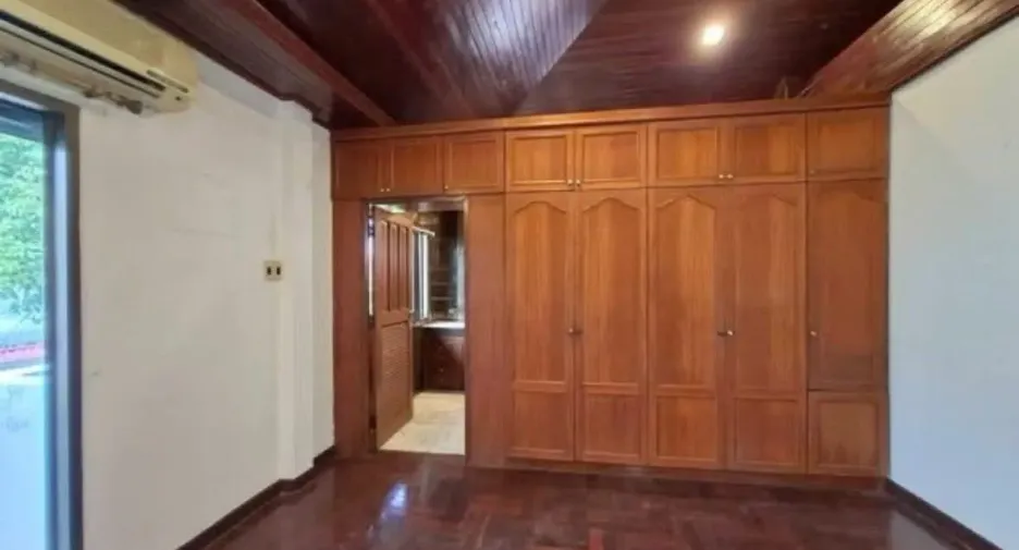 For rent 4 bedrooms house in Mueang Nonthaburi, Nonthaburi