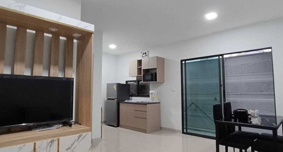 For rent 3 bedrooms townhouse in Khlong Luang, Pathum Thani