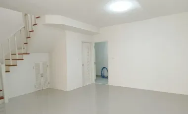 Reihenhaus zum Kauf mit 3 Zimmer in Phutthamonthon, Nakhon Pathom