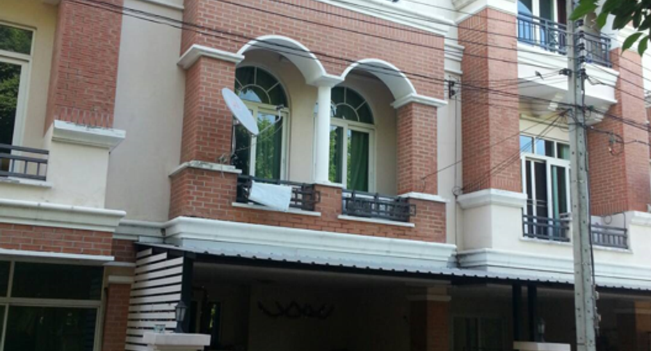 出售 3 卧室 联排别墅 在 Lat Phrao, 曼谷