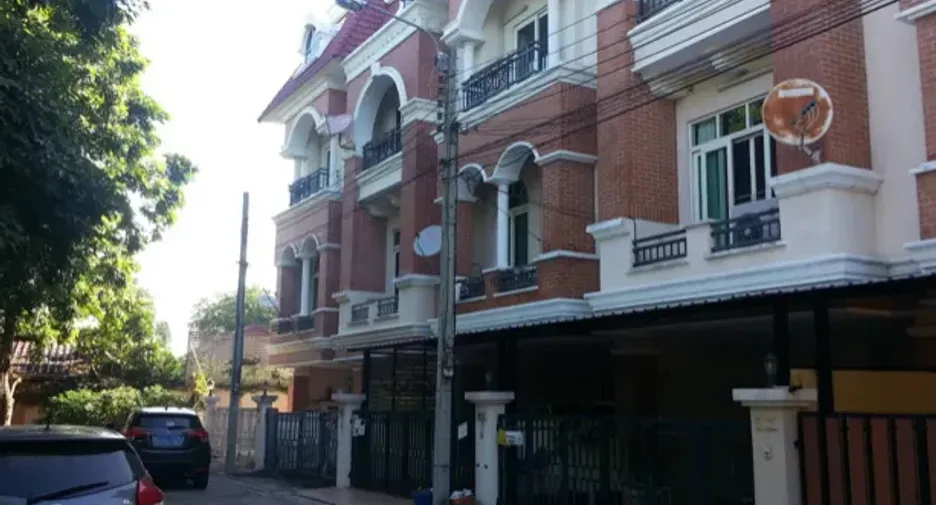 出售 3 卧室 联排别墅 在 Lat Phrao, 曼谷