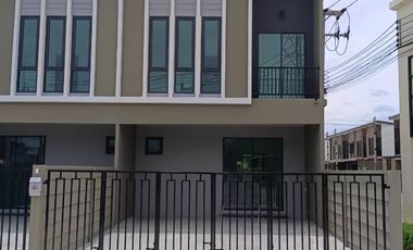 For rent 3 bedrooms townhouse in Lam Luk Ka, Pathum Thani