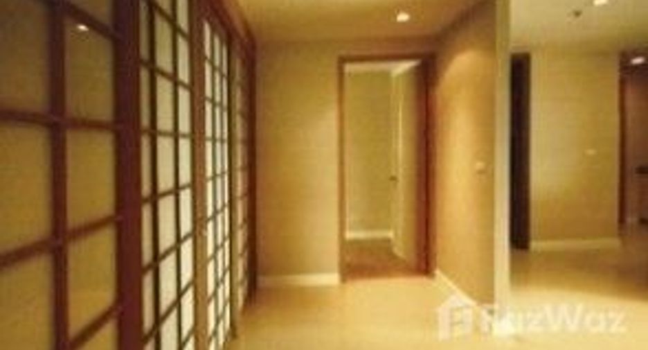 For sale 3 bedrooms condo in Khlong Toei, Bangkok