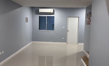 出售 3 卧室 联排别墅 在 Khlong Luang, Pathum Thani