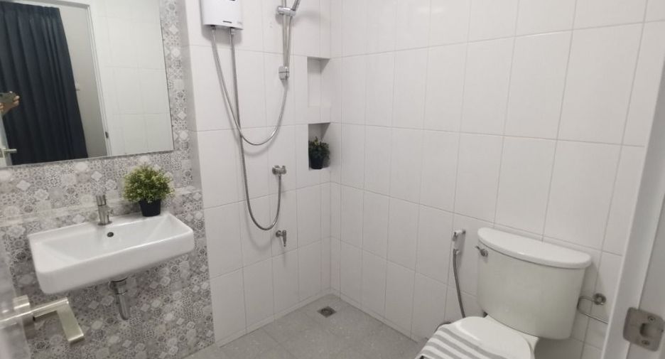 For rent 3 bedrooms townhouse in Sam Khok, Pathum Thani
