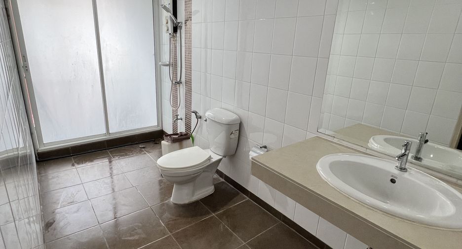 For rent 3 bedrooms townhouse in Pak Kret, Nonthaburi