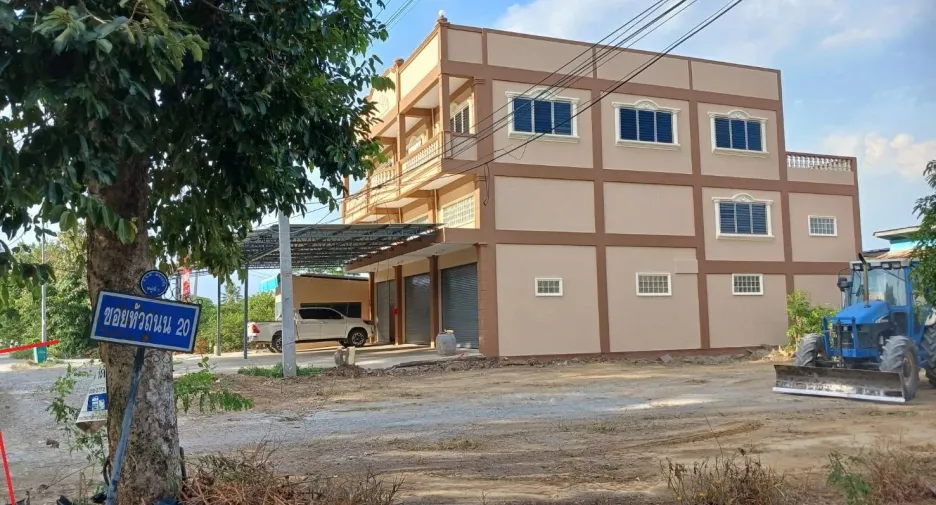 For sale 4 bedrooms retail Space in Mueang Suphanburi, Suphan Buri