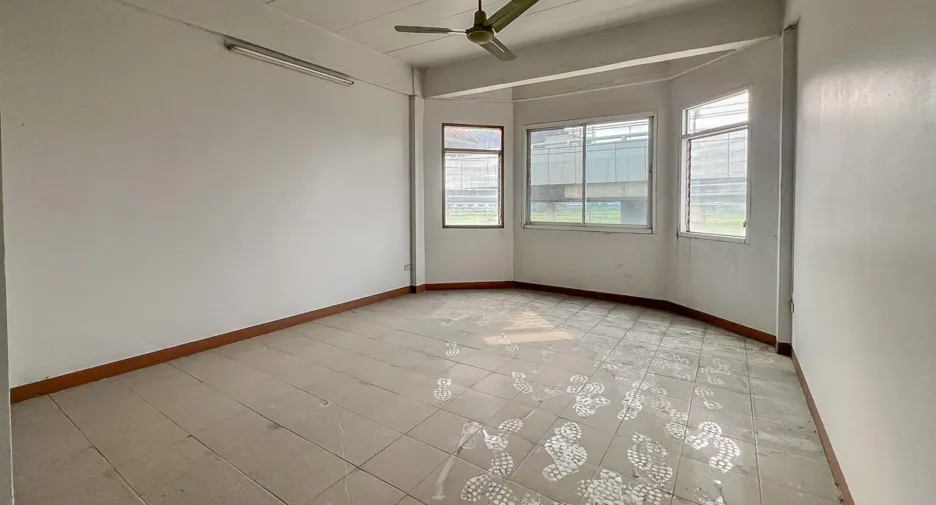 Gewerbefläche zum Kauf in Sam Phran, Nakhon Pathom