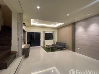 Casa adosada en venta de 3 habitaciones en Mueang Rayong, Rayong