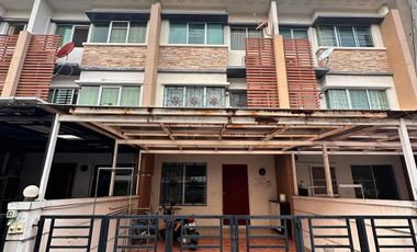 À vendre 3 chambres maison de ville à Bueng Kum, Bangkok