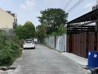 出售 土地 在 Phra Khanong, 曼谷