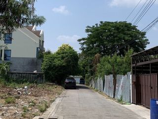 出售 土地 在 Phra Khanong, 曼谷